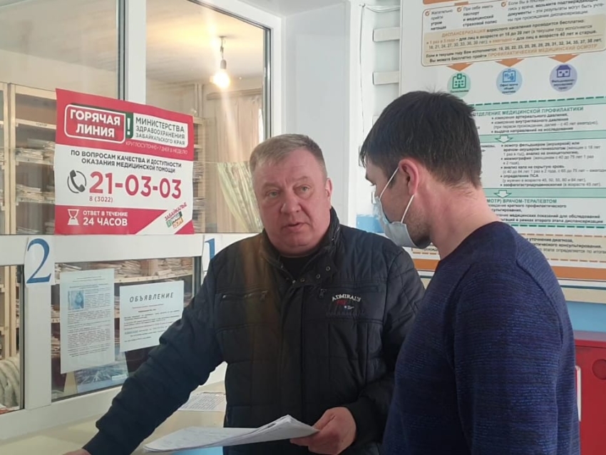 ​Андрей Гурулев поручил разобраться с очередью на вакцинацию в Акшинском районе
